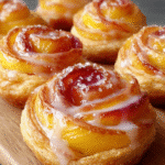 Cruffins à la Tarte aux Pêches avec Glaçage à la Vanille